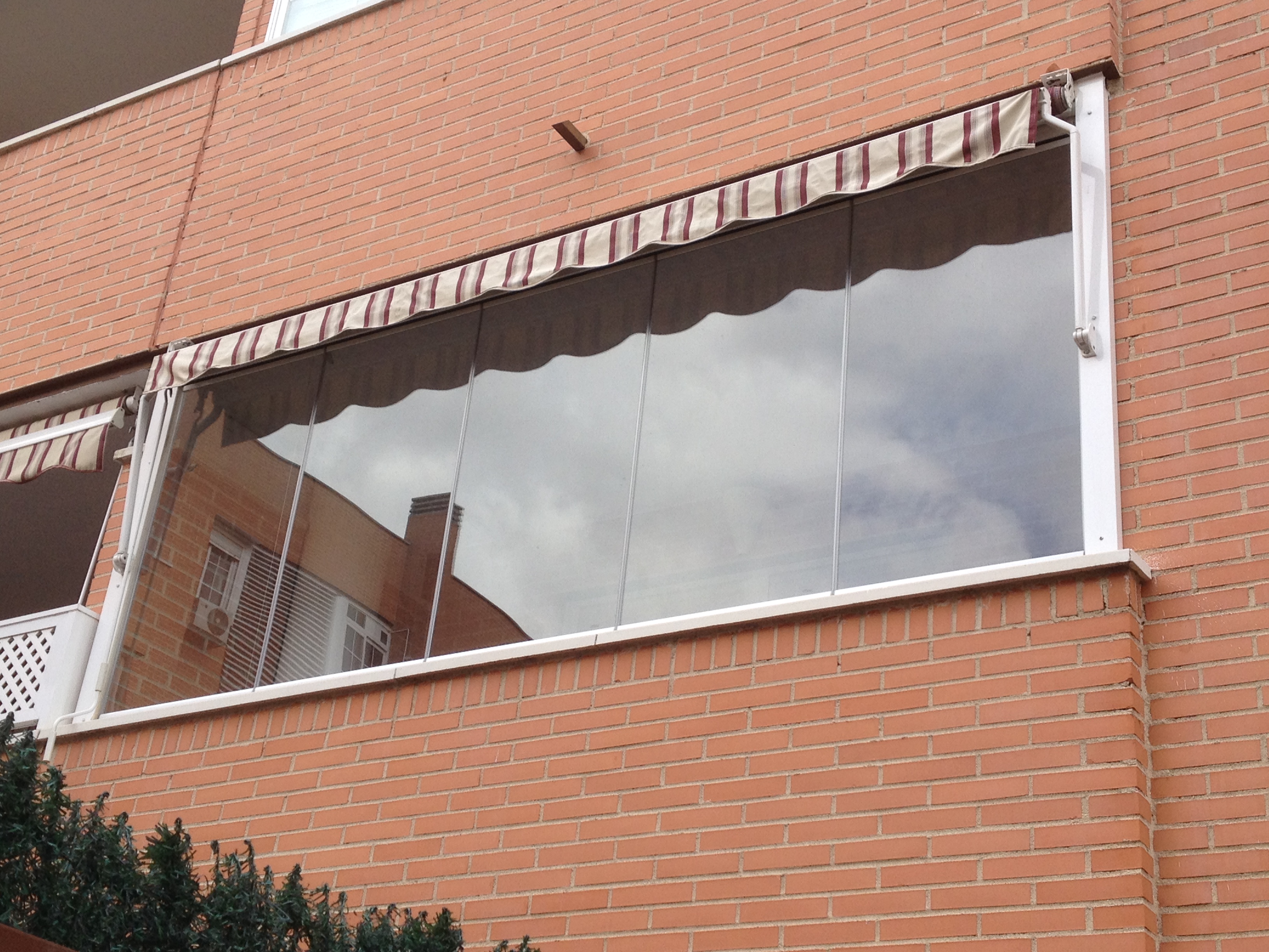 cortina-de-cristal-con-toldo-acoplado1